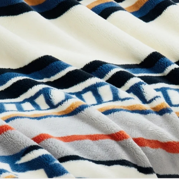 Pendleton aztec boho design fleece throw blanket 50" by 70" - Picture 10 of 13